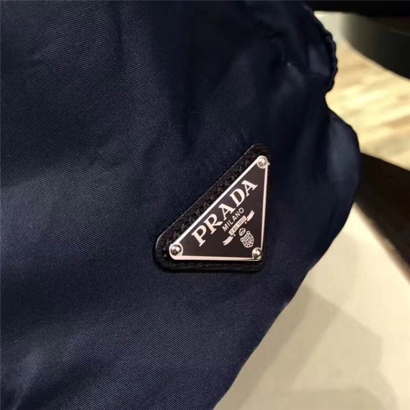 原单Prada双肩包-高仿一比一普拉达男士双肩包进口尼龙防水料蓝色2VZ066商标细节图