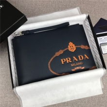 高仿Prada男士手包精仿1比1普拉达手拿包最新摩登态度系列2NG005深蓝+橙色/压唛