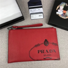 高仿Prada男士手拿包1比1普拉达手拿包官网同步手包2NG005大红+黑色/压唛