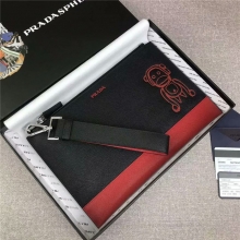 原单代购级Prada男士手包仿普拉达手拿包专柜最新款圣诞限量款黑配红2NG005