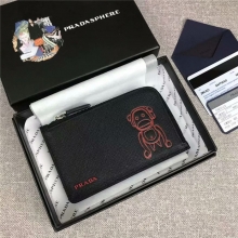 原单代购级Prada男士短款卡包仿普拉达拉链卡包专柜最新款圣诞限量款黑配红2MC021