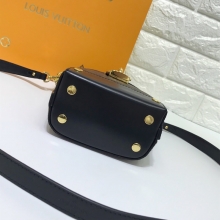 高仿lv手袋BENTO BOX 日式Bento Box手袋是2018早春系列的特色设计原单M43518