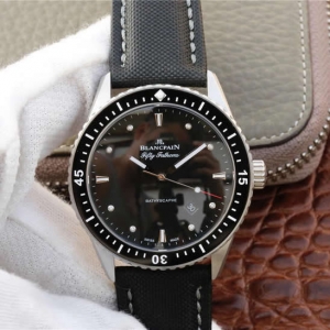 高仿宝珀五十噚系列的5000-1110-B52A自动机械机男士手表