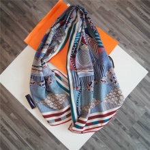 Hermes爱马仕法国官网新款真丝巾拼接的马图案140厘米方巾围巾