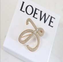 新款LOEWE罗意威珍珠胸针