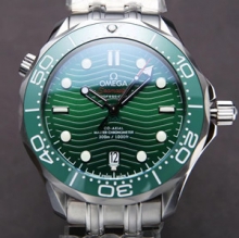 欧米茄海马300M系列绿色表盘手表