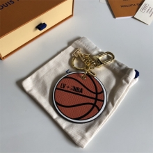 lv钥匙扣NBA-lv老花面料搭配篮球丝印挂饰钥匙扣